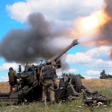 Ukrainische Soldaten feuern eine Haubitze in der Ostukraine ab.