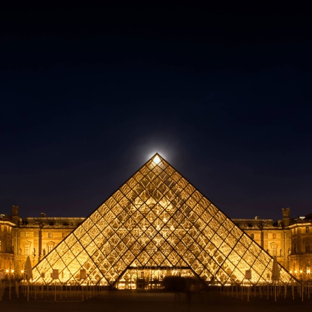 Das Louvre in Paris bei Nacht