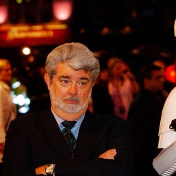 George Lucas steht neben einem Storm Trooper bei der Premiere des Star-Wars-Films "Return of the Sith".
