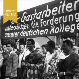 Gastarbeiter bei Maifaier 1963 in Mannheim, Plakate zur Solidarität mit streikenden Metallarbeitern