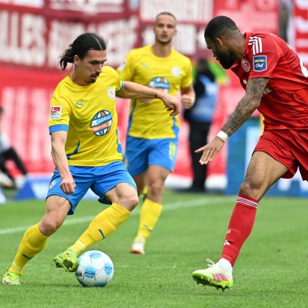 Braunschweigs Rayan Philippe (l.) spielt gegen Düsseldorfs Jamil Siebert.