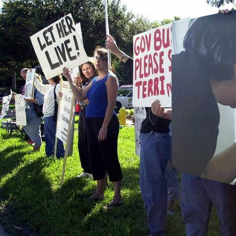 Demonstranten fordern vor einem Hospiz in Pinellas Park in Florida ein Weiterleben der Koma-Patientin Terri Schiavo