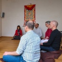 Mitarbeiter und Bewohner des Sukhavati Spiritual Care Centers in Bad Saarow (Brandenburg) beim Meditieren, Aufnahme aus 2017