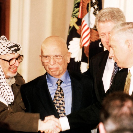 Der jordanische König Hussein I. (Mitte) 1998 in Camp David mit Palästinenserführer Jassir Arafat, Israels Ministerpräsidenten Benjamin Netanjahu und US-Präsident Bill Clinton.