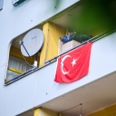 Auf einem Balkon in der Nähe vom Kottbusser Tor hängt eine türkischen Flagge.