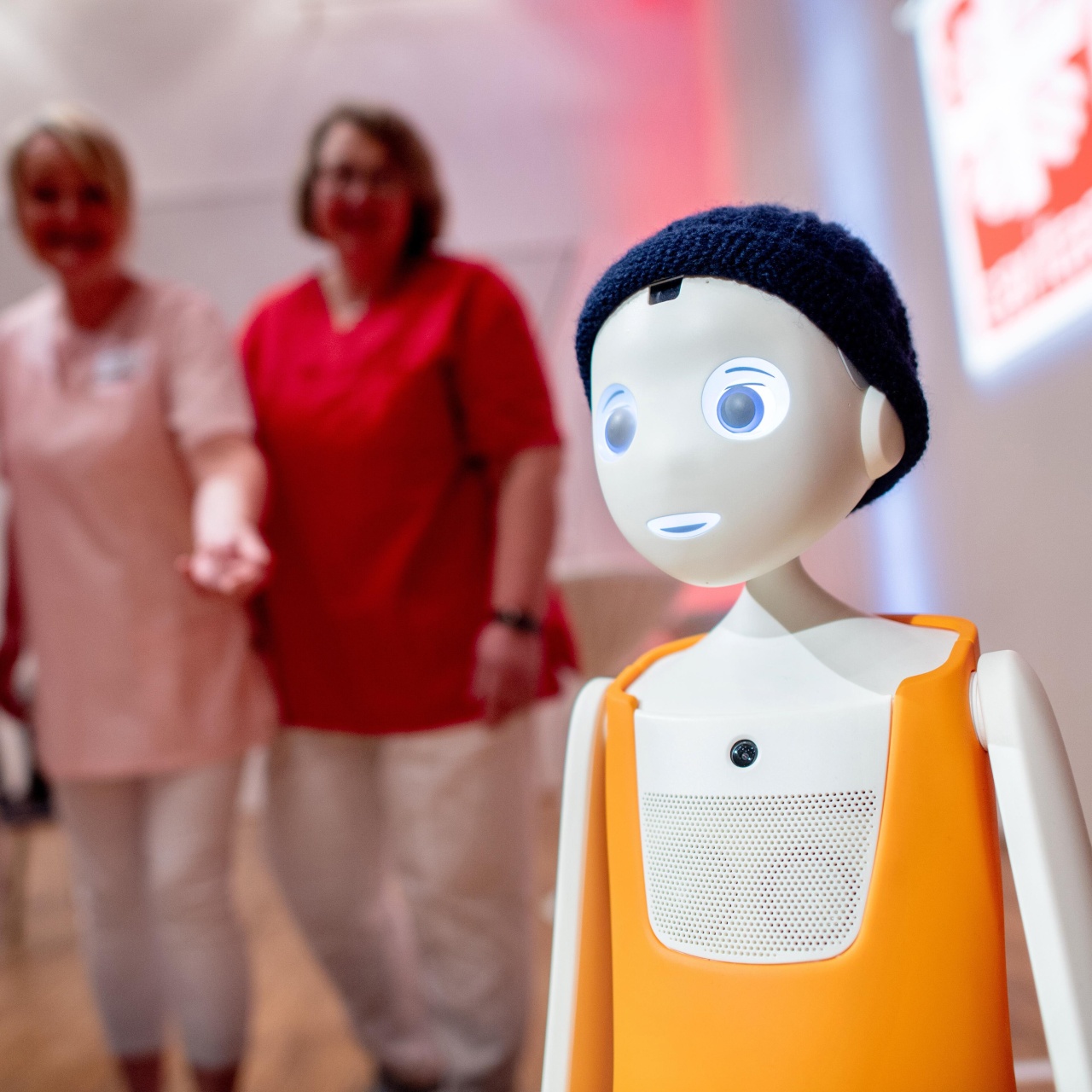 Sozialroboter in der Pflege: "Die Bewohner freuen sich tierisch"