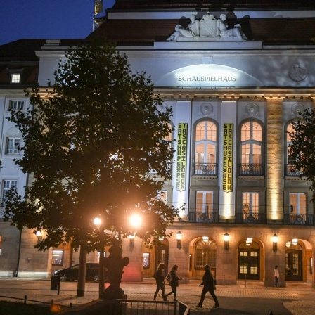 Das Gebäude vom Theater Staatsschauspiel Dresden am Abend. 