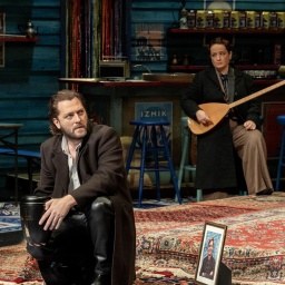 Alican Yücesoy (Ismet), Ceren Bozkurt (Musikerin), Silvia Weiskopf (Luise), Lene Dax (Yasmin) in einer Szene aus "Istanbul" am Grillo Theater Essen