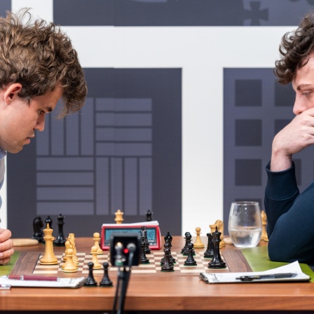 Magnus Carlsen (l) aus Norwegen sitzt Hans Niemann aus den USA in der dritten Runde vom Schachturnier Sinquefield Cup im Saint Louis Chess Club gegenüber, 2022.