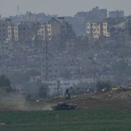 Israelische Panzer fahren entlang der israelischen Grenze zum Gazastreifen in Stellung