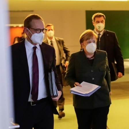 Bundeskanzlerin Angela Merkel (CDU), Berlins Regierender Bürgermeister Michael Müller (l, SPD) und der CSU-Vorsitzende Markus Söder kommen zur Pressekonferenz im Bundeskanzleramt, um über die Ergebnissen der Bund-Länder-Beratungen zu informieren. Der