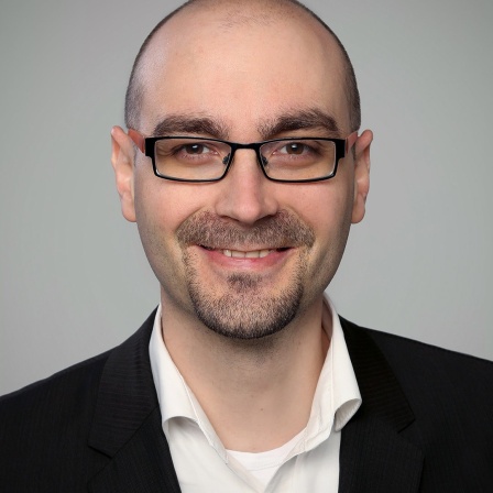 Ein Portraitbild von Dr. Nicolai von Ondarza, dem Leiter der Forschungsgruppe EU/Europa an der Stiftung Wissenschaft und Politik (SWP) in Berlin.