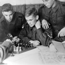 Hitlerjungen als Flakhelfer in Bereitschaft beim Schachspiel (NS-Propaganda-Aufnahme vom April 1943)