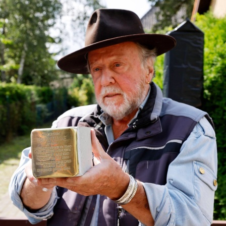 Gunter Demnig bei der Verlegung eines Stolpersteins für NS-Opfer Bruno Lüdke in der Grünen Trift in Köpenick.