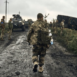 Ukrainische Soldaten stehen auf einer Landstraße in der Region Charkiw. Archivbild: 12.09.2022