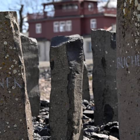 &#034;Buchenwald&#034; und &#034;Majdanek&#034; steht auf den Stelen in der Gedenkstätte Buchenwald bei Weimar vor einer Gedenkfeier zur Befreiung des einstigen NS-Konzentrationslagers vor 77 Jahren.