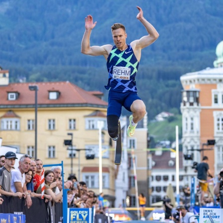 Para-Weitspringer Markus Rehm bei einem Wettkampf in der Innsbrucker Innenstadt im Sommer 2022.