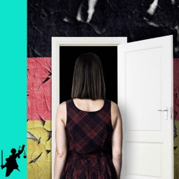 Dunkelhaarige Frau mit Kleid geht durch Türe in einer Wand, die in Schwarz, Rot, Gold gestrichen ist und bereits abblättert