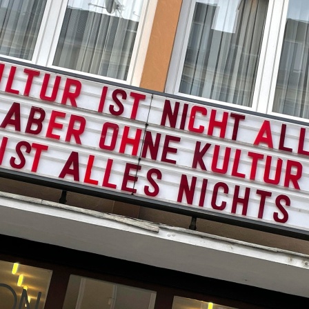 "Kultur ist nicht alles aber ohne Kultur ist alles nichts" steht über dem Eingang des Odeon Kinos in Köln.