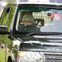 Elizabeth II. fährt ihr Auto