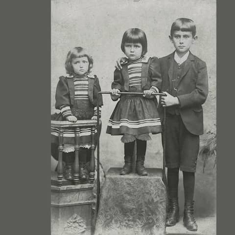 Das Fotoalbum der Familie Kafka: Franz Kafka mit seinen Schwestern um 1893 © Archiv Klaus Wagenbach 
