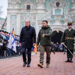 Wolodymyr Selenskyj, Präsident der Ukraine, empfängt Bundeskanzler Olaf Scholz (l,SPD) mit militärischen Ehren vor der Sophienkathedrale. Bundeskanzler Scholz ist zu seinem ersten Ukraine-Besuch seit zweieinhalb Jahren in der Hauptstadt Kiew eingetroffen.