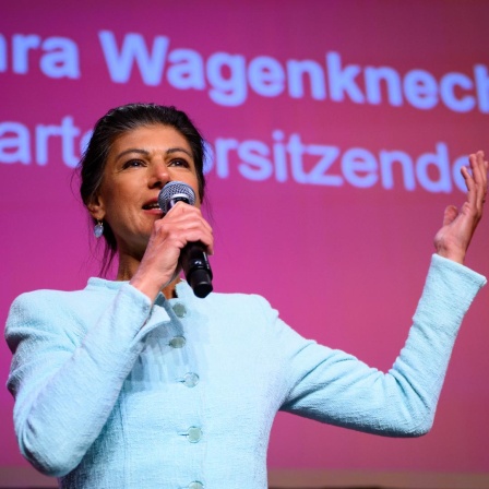 Sahra Wagenknecht, Parteivorsitzende des Bündnis Sahra Wagenknecht (BSW), reagiert nach den ersten Prognosen auf der Wahlparty des "Bündnis Sahra Wagenknecht - Vernunft und Gerechtigkeit" (BSW).
