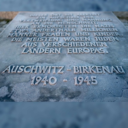 ine Gedenkplatte mit der Aufschrift "Auschwitz-Birkenau" ist im früheren Morgen auf dem Gelände des Vernichtungslagers mit Raureif überzogen. Aufgenommen am 25.1.2020