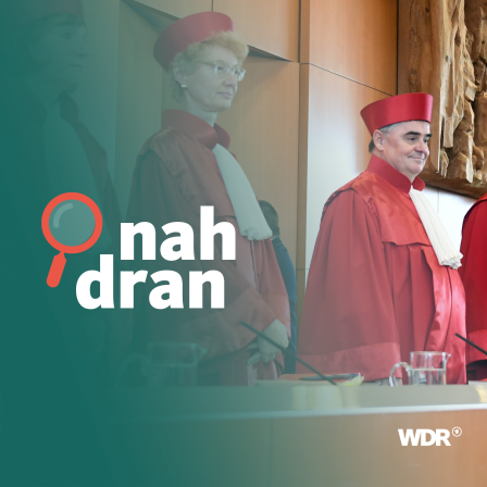 Das Bild zeigt Bundesverfassungsrichter des zweiten Senats in roten Roben, daneben das Logo von Nah dran.