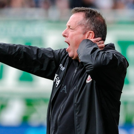 Markus Kauczinski an der Seitenlinie im Spiel gegen Greuther Fürth