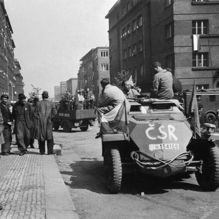 Tschechische Kämpfer mit entführtem Panzerfahrzeug der Wehrmacht während des Prager Aufstands