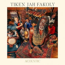 Cover des Albums "Acoustic" von Tiken Jah Fakoly: Tiken Jah Fakoly steht inmitten anderer Musiker und guckt nach oben zur Kamera