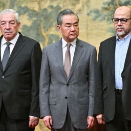 Chinas Außenminister Wang Yi (M) ist Gastgeber eines Treffens zwischen Mahmoud al-Aloul (l), dem stellvertretenden Vorsitzenden der Fatah, und Mussa Abu Marzuk, einem hochrangigen Mitglied der Hamas, im Diaoyutai State Guesthouse.