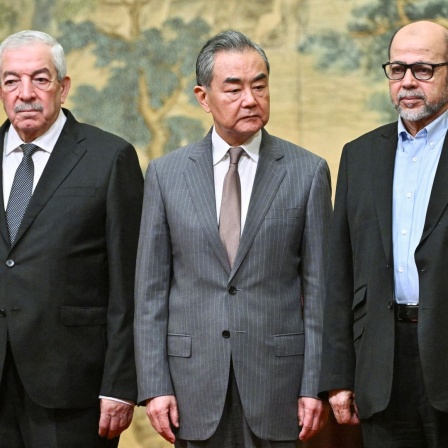 Chinas Außenminister Wang Yi (M) ist Gastgeber eines Treffens zwischen Mahmoud al-Aloul (l), dem stellvertretenden Vorsitzenden der Fatah, und Mussa Abu Marzuk, einem hochrangigen Mitglied der Hamas, im Diaoyutai State Guesthouse.