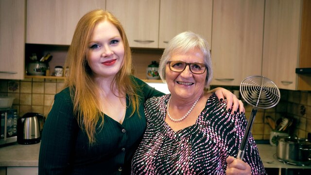 Enkelin Anja Romer mit ihrer Großmutter Christiane in der Küche