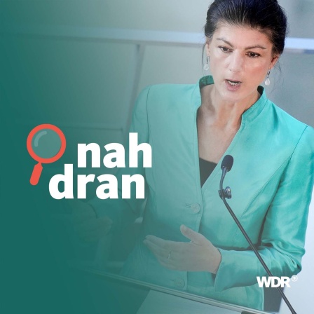 Das Bild zeigt die Politikerin Sahra Wagenknecht, wie sie an einem Pult steht und spricht. Daneben ist das Logo des Podcasts nah dran. 