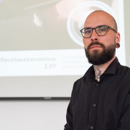 Das Bild zeigt Jerome Trebing, Digital Streetworker für die Amadeu Antonio-Stiftung.