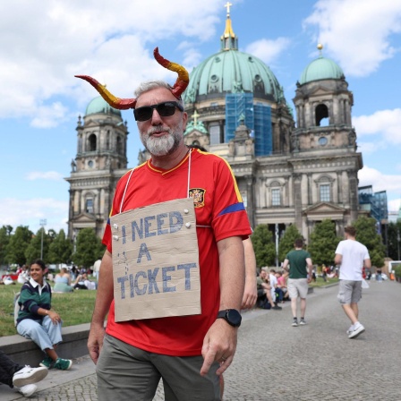 Spanische Fans in Berlin auf der Suche nach einem Ticket für das EM-Finale