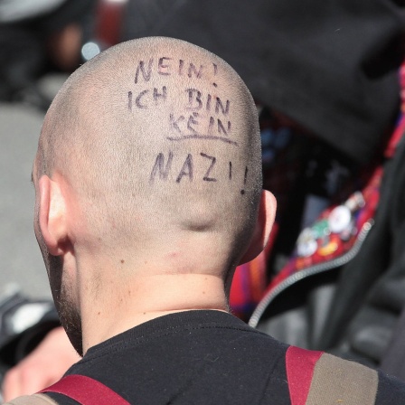 Glatze eines Mannes mit der Aufschrift: Nein! Ich bin kein Nazi!