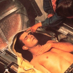 Szene aus dem Film: Forever Young (Forever Young, USA 1992). Mann im künstlichen Tiefschlaf in Gefrier-Kapsel