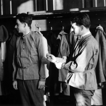 Die Kriegsdienstverweigerer bei der Einkleidung in die blau-weiß-gestreiften "Bruderkittel" am 10.04.1961 in Bethel (Archivbild)