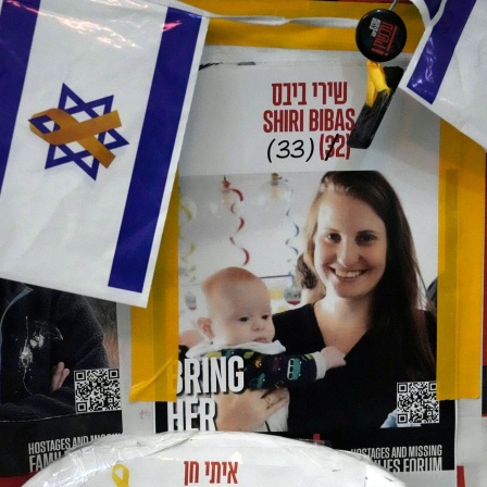 Ein Plakat in Jerusalem zeigt die junge Mutter Shiri Bibas, die am 7. Oktober 2023 zusammen mit ihrem Mann und ihren beiden kleinen Söhnen nach Gaza entführt wurde. Der israelische Regierungschef Netanjahu hat die Übergabe einer unbekannten Toten anstatt der sterblichen Überreste der deutsch-israelischen Geisel Schiri Bibas durch die Hamas als "grausam und bösartig" gegeißelt.