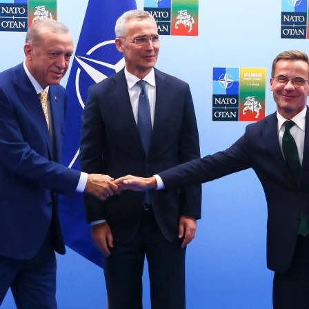 Recep Tayyip Erdogan (l), Präsident der Türkei, gibt Ulf Kristersson (r), Ministerpräsident von Schweden, die Hand, während Jens Stoltenberg, Generalsekretär der NATO, vor einem Treffen im Vorfeld des Nato-Gipfels zusieht.