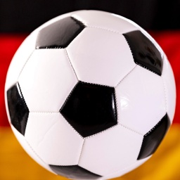 Fußball vor deutscher Nationalflagge