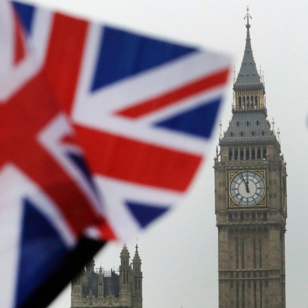 Britische Flaggen wehen in der Nähe des berühmten Uhrturms Big Ben.