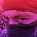 Illustration: WDR Hörspiel-Podcast "Dunkle Seelen": Ein Mitglied der paramilitärische Miliz "Los Rastrojos" aus Kolumbien schaut böse in die Kamera; das Bild ist rot und lila hinterlegt.