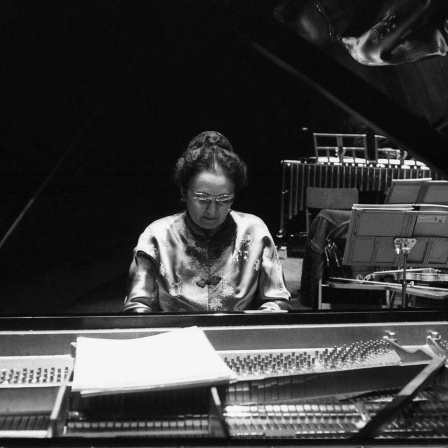 Das Beitragsbild des WDR3 Musikporträt "Das Geheimnis von Yvonne Loriod" zeigt die Pianistin Yvonne Loriod am Klavier im Theatre de la Ville, 1975.