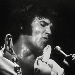 Elvis Presley singt 1970 in ein Mikrofon. 