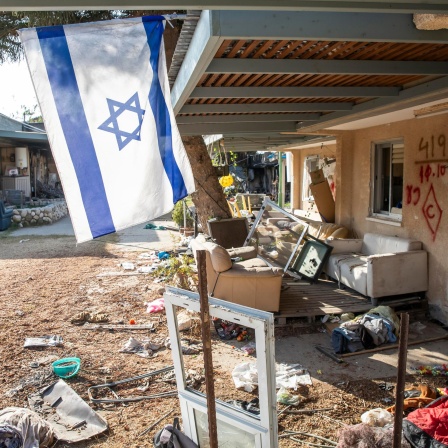 Der weitgehend zerstörte Kibbuz Kfar Aza und eine einsame Israel-Fahne. 