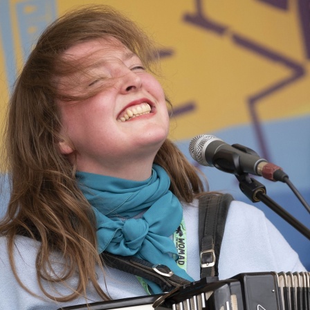 Alicia Edelweiss tritt beim 41. Womad-Festival auf, das im Charlton Park in der Nähe von Malmesbury in Wiltshire, Großbritannien, stattfand.